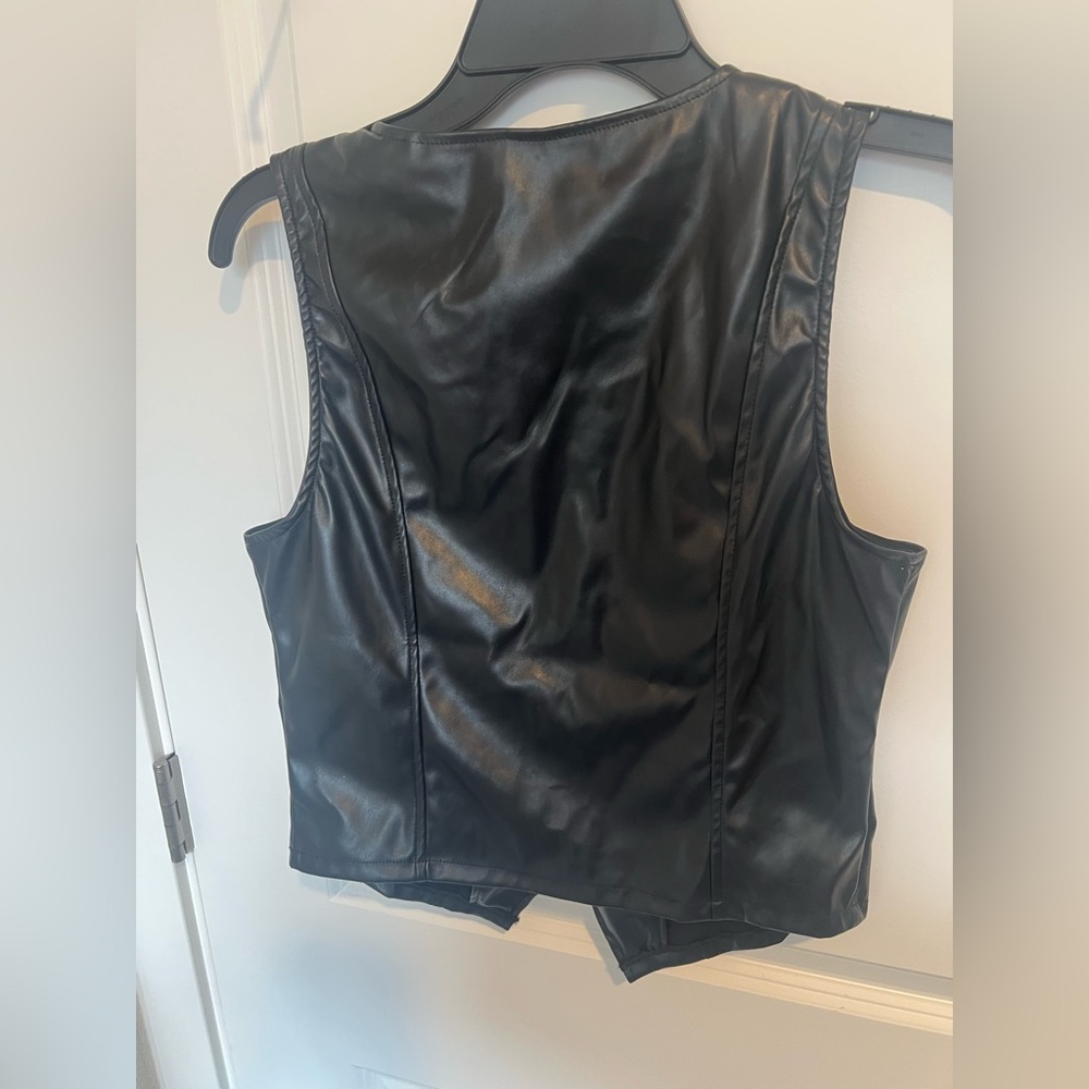 Lulumari Black. Faux Leather Vest Fitted V-Neck - Picture 2 of 3